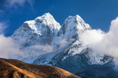 Ama Dablam Dağı bulutlu ve mavi gökyüzü manzaralı, Everest Dağı ana kampı, Khumbu vadisi, Sagarmatha ulusal parkı, Everest bölgesi, Nepal Himalaya dağı