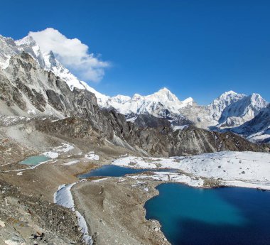 Lhotse Dağı ve Makalu Dağı zirvesi, Kongma la Geçidi 'nden Makalu Dağı' na, Sagarmatha Ulusal Parkı, Everest Dağı 'nın ana kampı ve Nepal himalaya Dağı dağ yolundan geçen üç geçit.