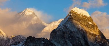 Everest Dağı, Gokyo Vadisi 'nden Everest Dağı' nın akşam gün batımı manzarası. Üç geçit ve Cho Oyu Dağı ana kamp yürüyüşü, Khumbu vadisi, Solukhumbu, Sagarmatha ulusal parkı, Nepal Himalaya dağı