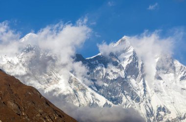 Bulutlu Lhotse Dağı 'nın tepesi, Güney kaya yüzeyi, Khumbu vadisi, Sagarmatha ulusal parkı, Nepal Himalaya dağı
