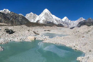 Göl kenarındaki Khumbu buzulu, Pumori zirvesi ve Gorak Shep köyü yakınlarındaki Kala Patthar, Everest ana kampı yürüyüş yolu, Khumbu vadisi, Solu khumbu, Sagarmatha ulusal parkı, Nepal himalaya dağı