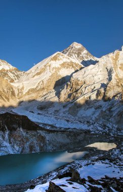 Kala Patthar, Khumbu Vadisi, Solukhumbu, Everest Bölgesi, Sagarmatha Ulusal Parkı, Nepal Himalaya Dağları 'ndan göller ve mavi gökyüzü ile Everest' in akşam renkli görüntüsü
