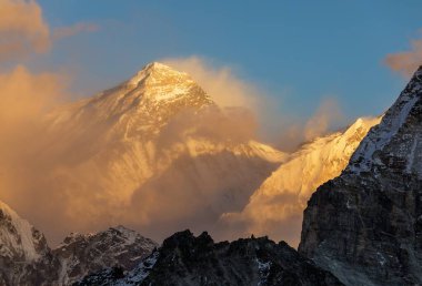 Everest Dağı, Gokyo Vadisi 'nden Everest Dağı' nın akşam gün batımı manzarası. Üç geçit ve Cho Oyu Dağı ana kamp yürüyüşü, Khumbu vadisi, Solukhumbu, Sagarmatha ulusal parkı, Nepal Himalaya dağı