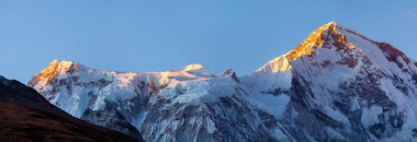 Cho oyu Dağı 'nın akşam manzarası, Cho Oyu Dağı ana kampı ve Everest Bc Dağı, Nepal Himalayaları dağları.