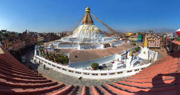 Boudha, Bodhnath veya Boudhanath dua bayraklarıyla, Katmandu şehrinin en büyük Budist budisti, Nepal 'deki Budizm