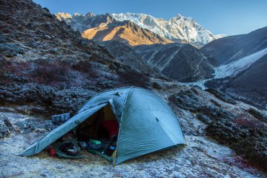 Lhotse Dağı ve Nuptse Dağı 'nın güney kaya yüzeyi ve yeşil çadır manzarası, Everest ana kampı, Sagarmatha ulusal parkı, Khumbu vadisi, Nepal Himalaya dağı