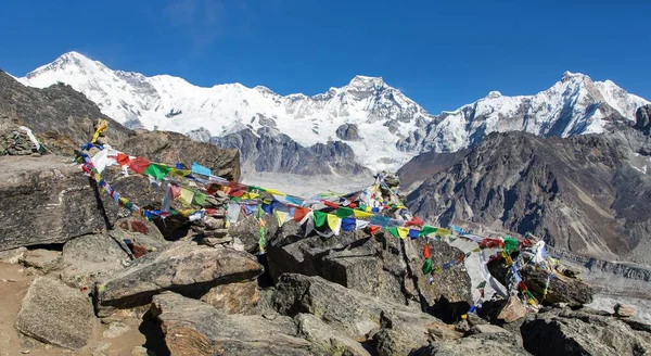 Cho Oyu Dağı ve Gyacungkang zirvesi Gokyo Ri zirvesi ve Budist dua bayrakları, Everest bölgesi, Sagarmatha ulusal parkı, Gokyo vadisi, Khumbu vadisi, Nepal Himalaya dağı