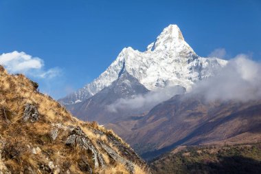 Ama Dablam Dağı, ama Dablam Dağı 'nın panoramik manzarası mavi gökyüzü ile Everest' teki ana kampa, Khumbu vadisine, Sagarmatha ulusal parkına, Everest 'e, Nepal Himalaya Dağı' na giderken.