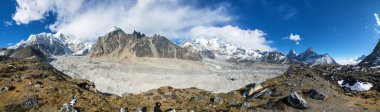 Cho Oyu Dağı, Cho Oyu Dağı ve gölünün güzel panoramik manzarası, Cho Oyu ana kampı yürüyüş yolu, Sagarmatha ulusal parkı, Gokyo vadisi, Khumbu vadisi, Nepal Himalaya dağı.