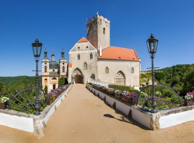 Vranov nad dyji kalesi, Güney Moravya, Çek Cumhuriyeti 'ndeki gotik rönesans ve barok kalesine giriş.