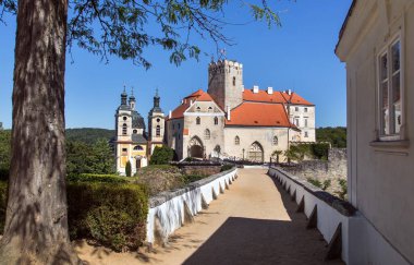 Vranov nad dyji kalesi, Güney Moravya, Çek Cumhuriyeti 'ndeki gotik rönesans ve barok kalesine giriş.