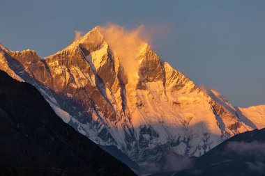 Akşam günbatımı manzarası Lhotse ve tepesindeki bulutlar, sıcak ton, Everest ana kampı, Khumbu vadisi, Nepal Himalaya dağı.