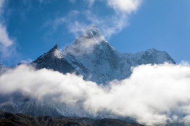 Bulut ve mavi gökyüzü içinde Ama Dablam Dağı, Everest Dağı ana kampı, Khumbu vadisi, Sagarmatha ulusal parkı, Everest bölgesi, Nepal Himalaya dağı