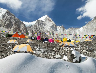 Everest Tepesi 'ndeki ana kamptan, sarı çadırlardan ve kar yığınlarından, Khumbu' nun batısından, Nuptse dağından, Everest ana kampına, Nepal Himalayalar 'daki dağlara...