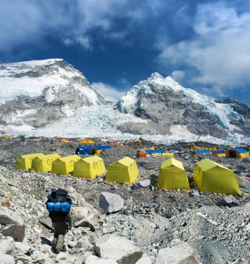 Everest dağındaki ana kamptan, sarı çadırlardan ve yürüyüşçülerden, Khumbu buz çağlayanlarından, batı deniz tarlasından, Nuptse dağından, Everest ana kampına, Nepal Himalaya dağlarına doğru yürü.