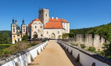 Vranov nad dyji kalesi, Güney Moravya, Çek Cumhuriyeti 'ndeki gotik rönesans ve barok kalesine giriş.