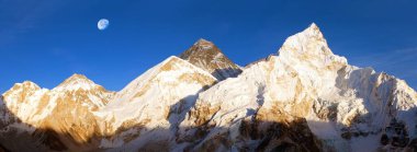 Kala Patthar Vadisi 'nden mavi gökyüzü ve ay ile Everest Dağı' nın akşam renkli görüntüsü Solu khumbu Everest kampı Sagarmatha Ulusal Parkı Nepal Himalaya Dağları 'na doğru ilerliyor.