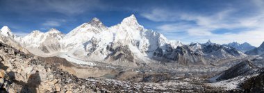 Güzel gökyüzü ve Khumbu buzul Everest Dağı