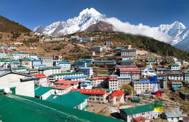 Namche çarşı ve mount thamserku görünümünü