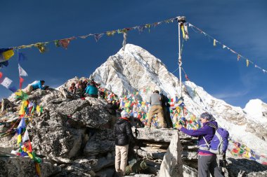 dağ manzaralı noktası Kala Patthar ve monte Pumo RI