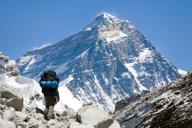 Everest ile turist Gokyo Vadisi'nden görünümünü