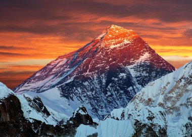 Akşam dağ herhangi bir zamanda Gokyo r görünümünü renkli