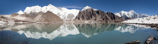 Cho Oyu mirroring in lake - Cho Oyu base camp — Stock Photo, Image