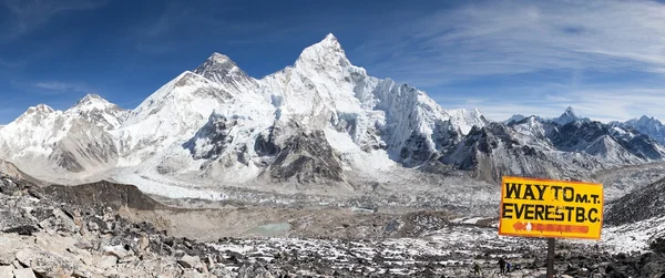 Mount Everest med skiltning - Stock-foto