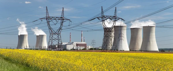 Centrale électrique Dukovany avec champ de colza doré — Photo