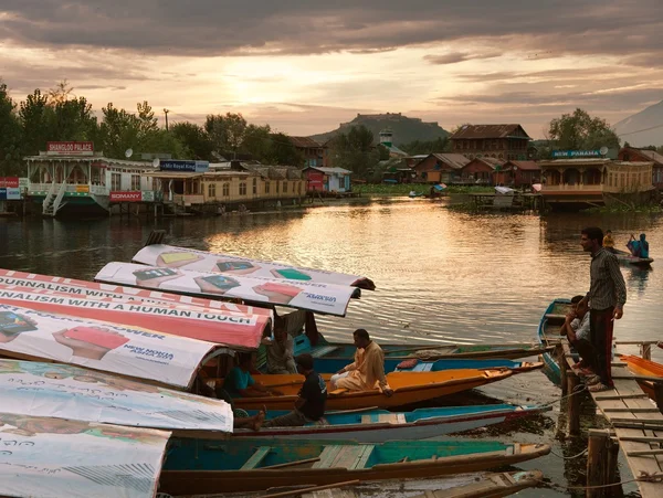 Shikara boten op dal meer met woonboten in srinagar — Stockfoto