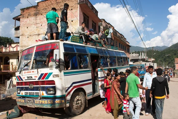 Persone che viaggiano in cima al marchio di autobus TATA — Foto Stock
