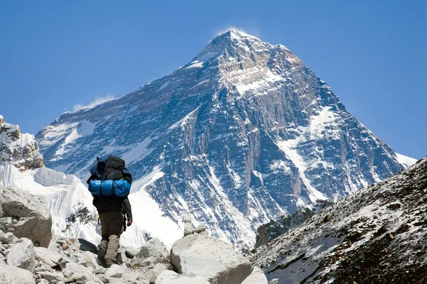 Vista do Everest do vale de Gokyo com turista — Fotografia de Stock