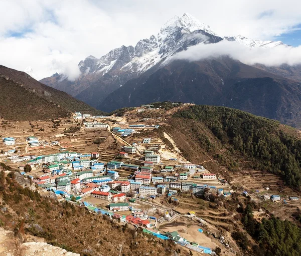 Vista de Namche bazar e monte thamserku — Fotografia de Stock