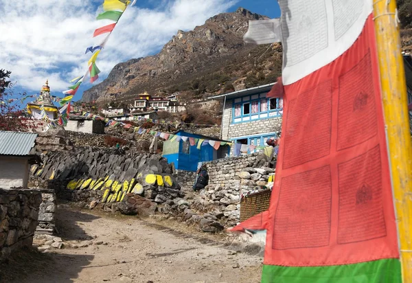 Thamo gompa com bandeiras de oração e símbolos budistas — Fotografia de Stock