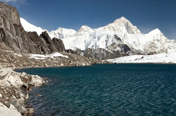 Mount Makalu göl kenarında Kongma La yukarıda geçmek — Stok fotoğraf