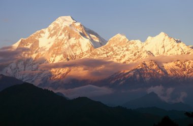 mount dhaulagiri - nepal'ın panoramik manzarasını akşam 