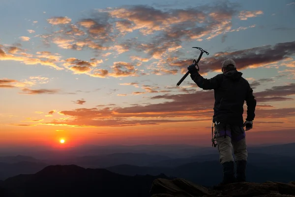 View of man on mountains with ice axe in hand — Stock Photo, Image