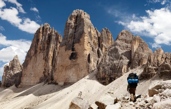 让我们梦想着 Zinnen 或 Tre 犯罪 di Lavaredo 与徒步旅行者 — 图库照片