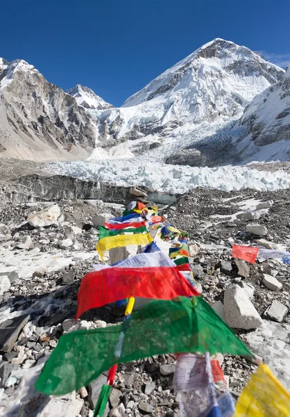 Mount Everest basläger med buddhistiska bön flaggor — Stockfoto