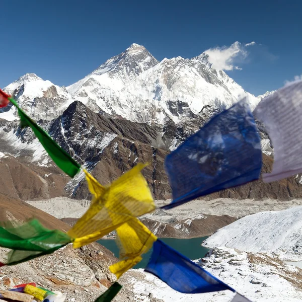 Mount Everest z buddyjskim modlitwy flagi z Renjo La — Zdjęcie stockowe