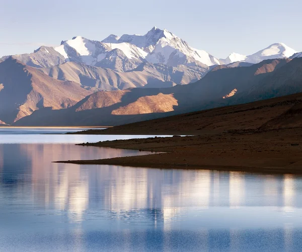 Nézet, átvitelirendszer Moriri-tó és nagy-Himalája-tartományban — Stock Fotó