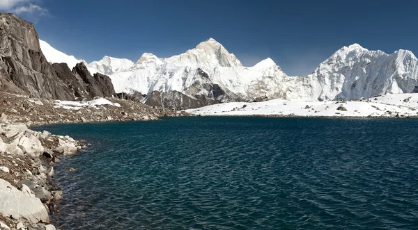 Monte Makalu sopra il lago vicino a Kongma La pass — Foto Stock