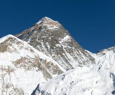 Everest'in Kala Patthat üzerinden