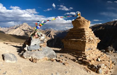 stupas ile dua bayrakları Zanskar vadi içinde