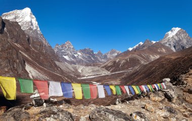 Budist dua bayrakları Dusa village yakınındaki