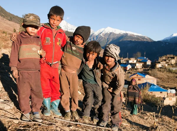 Gruppo di bambini nepalesi non identificati nel Nepal occidentale — Foto Stock