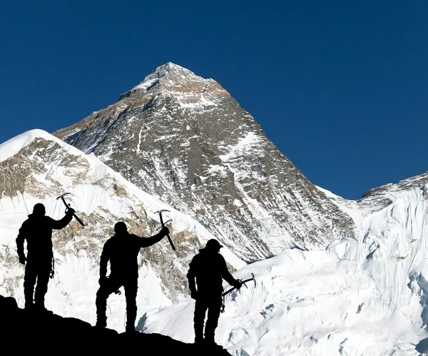Mount Everest och silhuetten av klättring män — Stockfoto