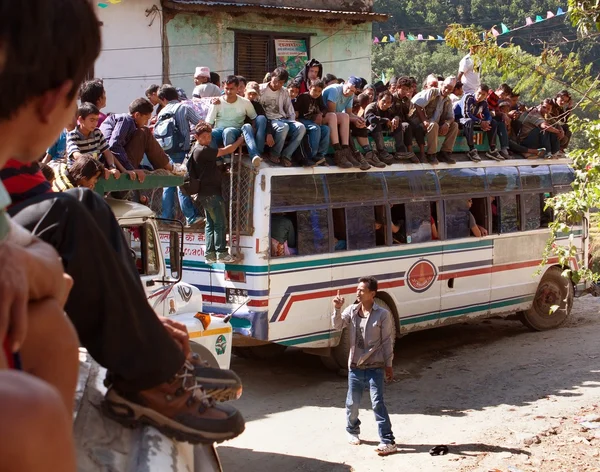 Persone che viaggiano in cima al marchio di autobus TATA — Foto Stock