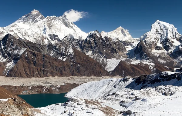 珠穆朗玛峰、 洛子峰、 马卡鲁峰和戈焦湖的全景视图 — 图库照片
