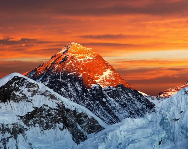 Wieczorem kolorowe widok na Mount Everest od Kala Patthar — Zdjęcie stockowe